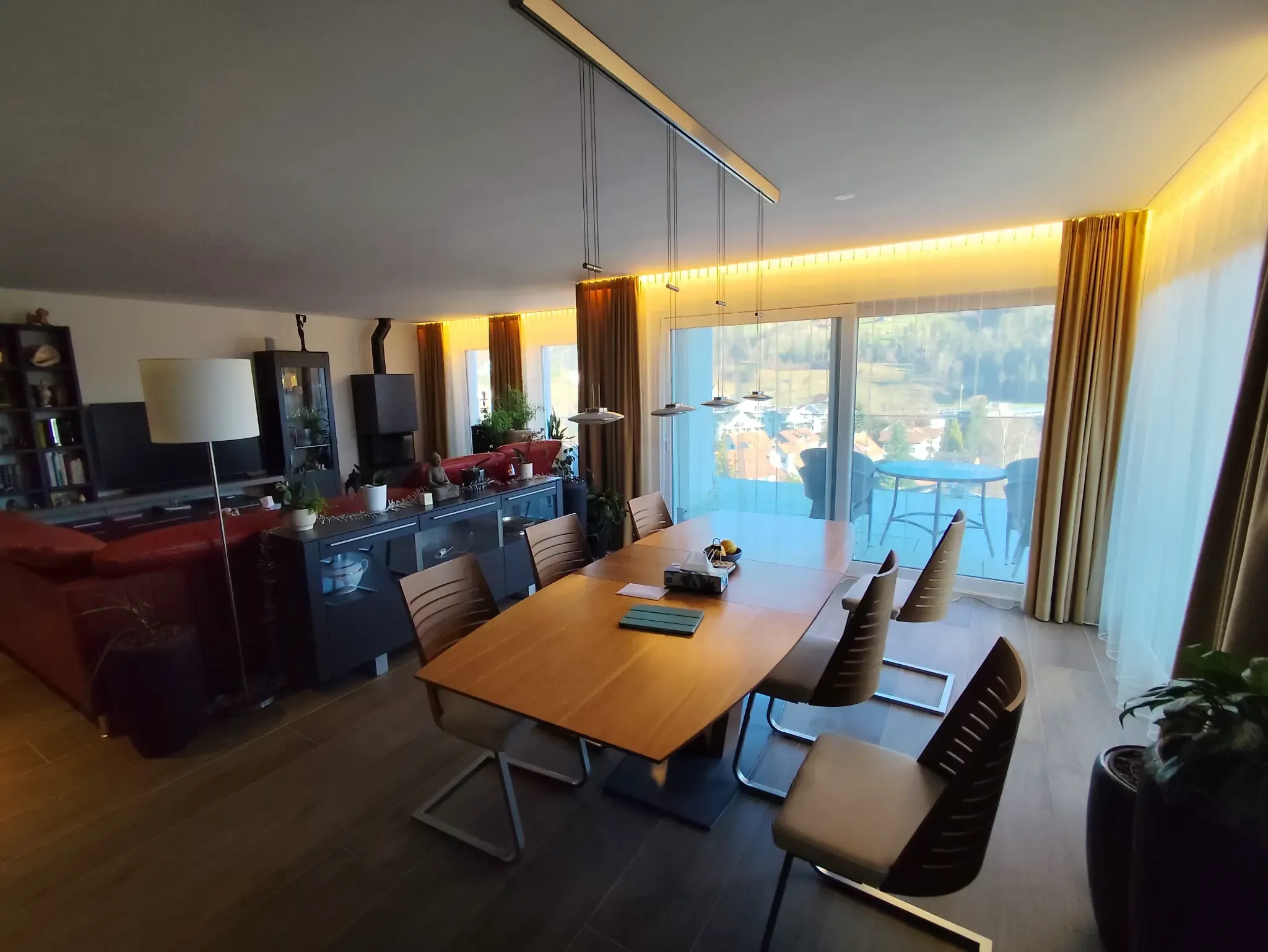 Wohnzimmer mit Tages- und Dekorvorhängen