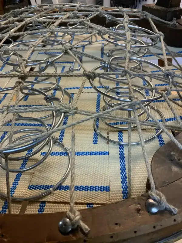 Traditionelle Polsterarbeit mit Federung – Neupolsterung bei 3inDesign Schleitheim