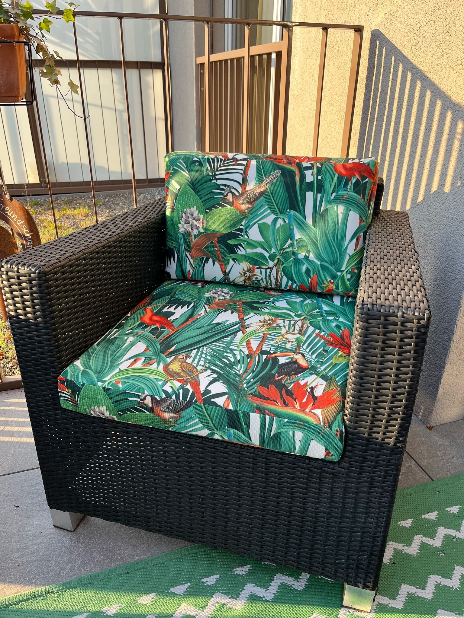 Outdoor Sessel mit tropischem Stoffmuster