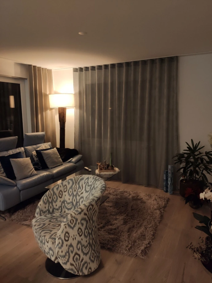 Wohnzimmer mit Vorhängen und Beschattung nach Mass – 3inDesign Schaffhausen