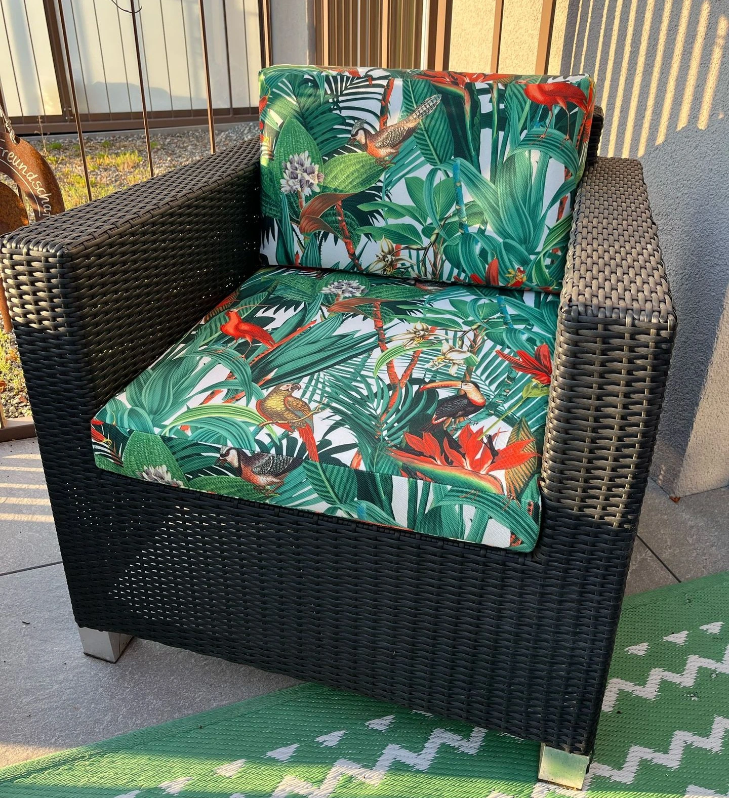 Gartenstuhl-Polster neu bezogen mit tropischem Outdoor-Stoff Gartensessel aus Rattan mit neuem Polster im tropischen Outdoor-Stoff von JAB Anstoetz
