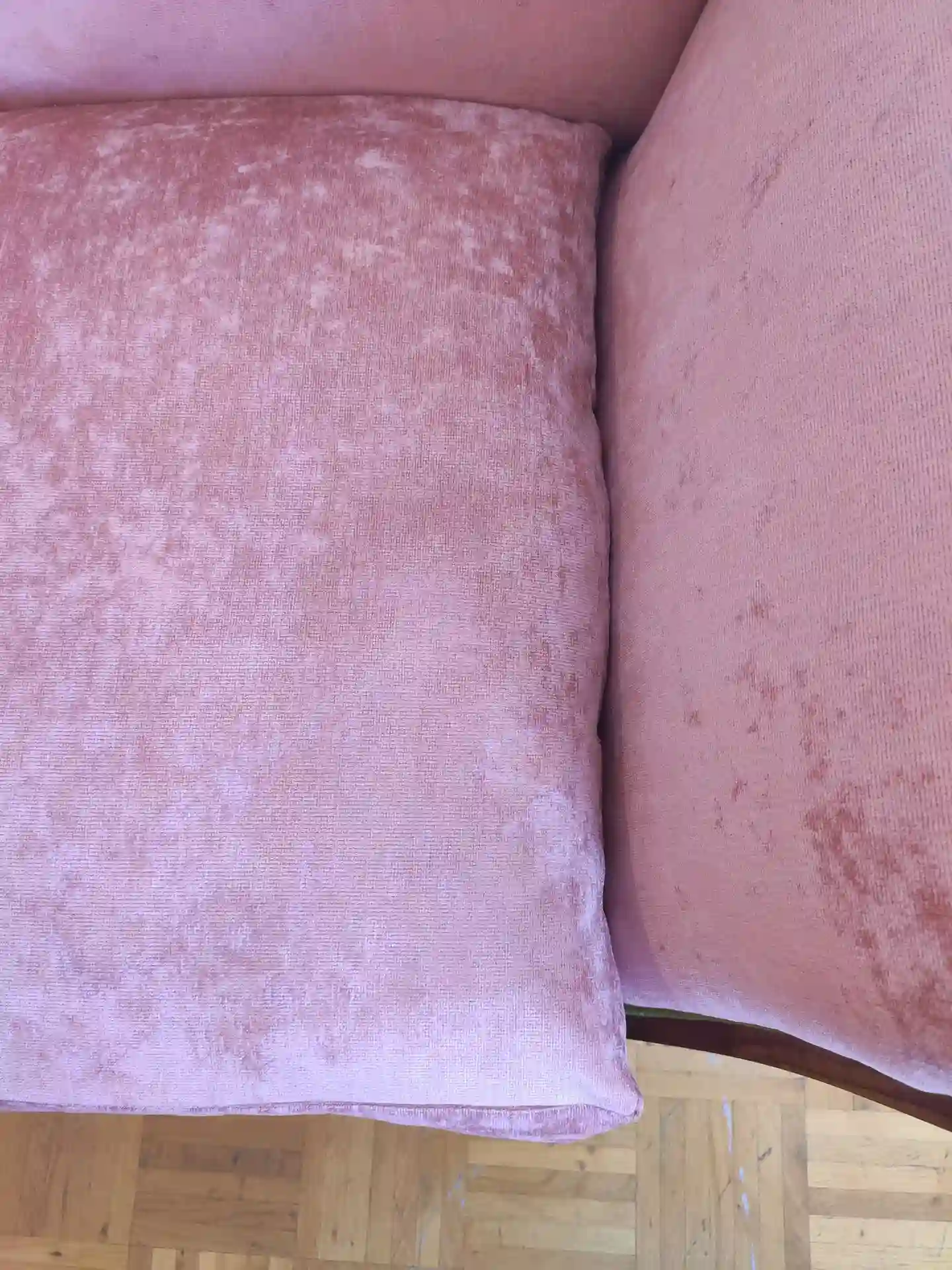 Sofa neubezogenmit pinken Velourstoff Antikes Sofa modern gepolstert mit pinken Samt/Velourstoff