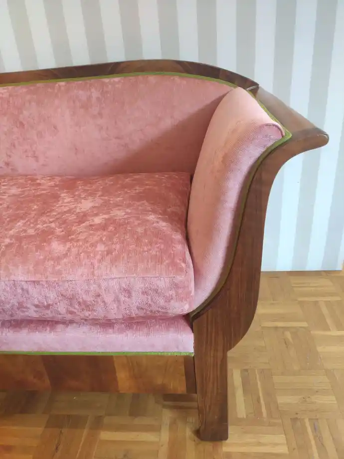 Pinkes Velour Sofa Detailaufnahme Pinkes Velour Antik-Sofa