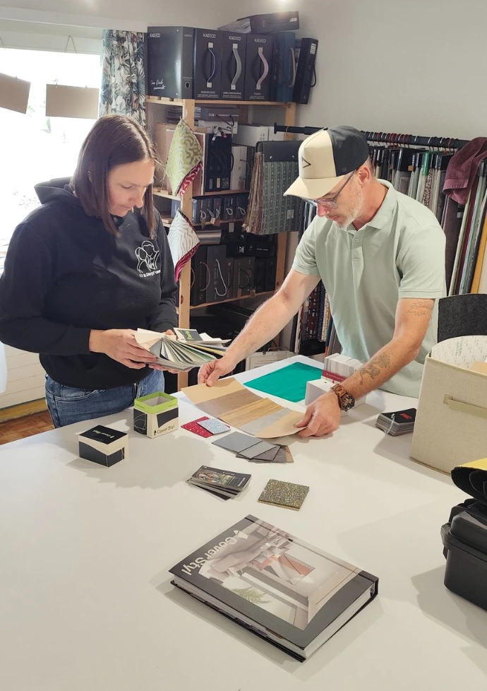Beratung und Materialauswahl – 3inDesign Schaffhausen Beratung im Atelier: Material- und Stoffauswahl für die Raumplanung – 3inDesign Schaffhausen