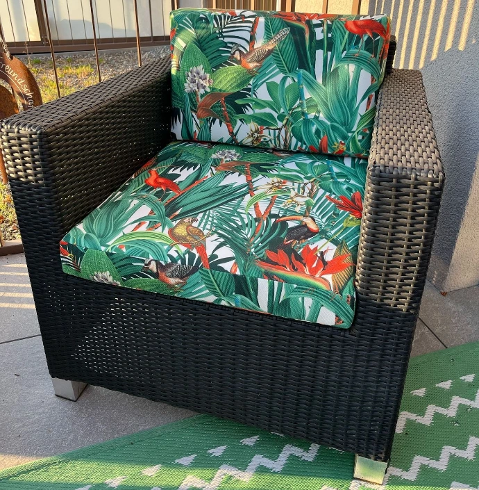 Junglestoff von JAB Anstoetz für eine Outdoor Sessel von 3inDesign gepolstert aus Schaffhausen.