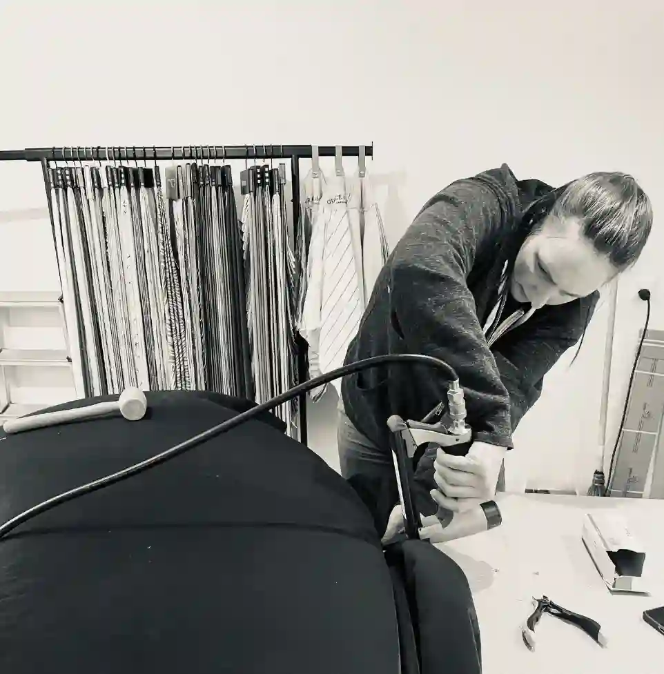 Handwerk im Atelier: Polsterarbeit an einem Möbelstück – 3inDesign Schleitheim, Schaffhausen