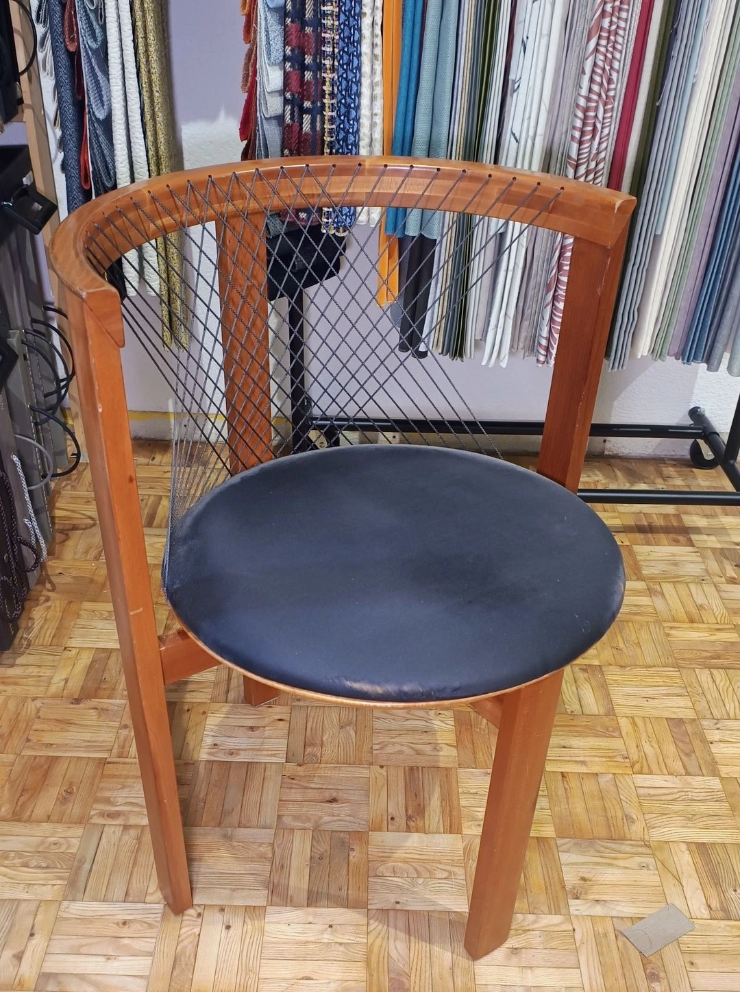 String Chair mit durchgewetztem schwarzem Alcantara-Sitz und Schnurlehne vor dem Neubezug